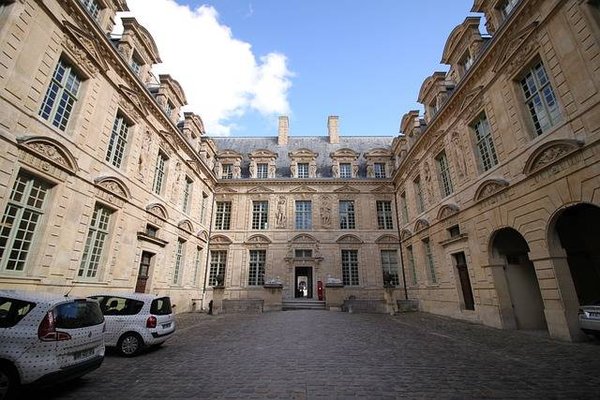 Découvrez les Secrets de l'Hôtel de Poupry à Paris : Un Hébergement Historique et Charmant